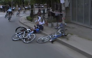 Ciclista sofre queda impressionante e deixa prova de ambulância