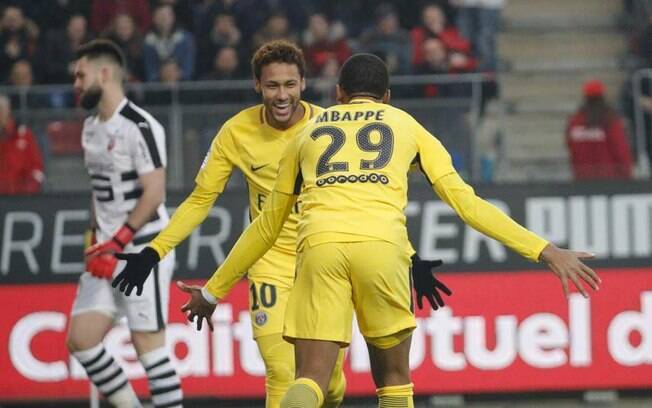 Neymar comemora gol após passe de Mbappé diante do Rennes
