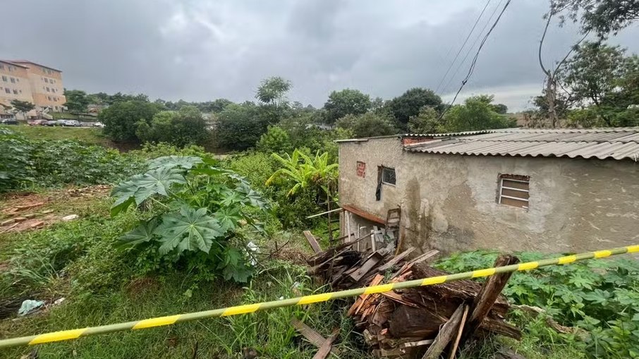 A Polícia Civil investiga a causa da morte de haitiana encontrada atrás da própria casa em Votorantim (SP) A Polícia Civil investiga a causa da morte de haitiana encontrada atrás da própria casa em Votorantim (SP)