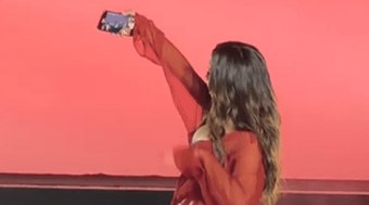 Anitta desfila com iPhone e causa nas redes sociais. Entenda!