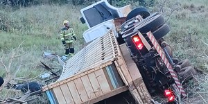 Caminhão com gado tomba e motorista morre na GO-050