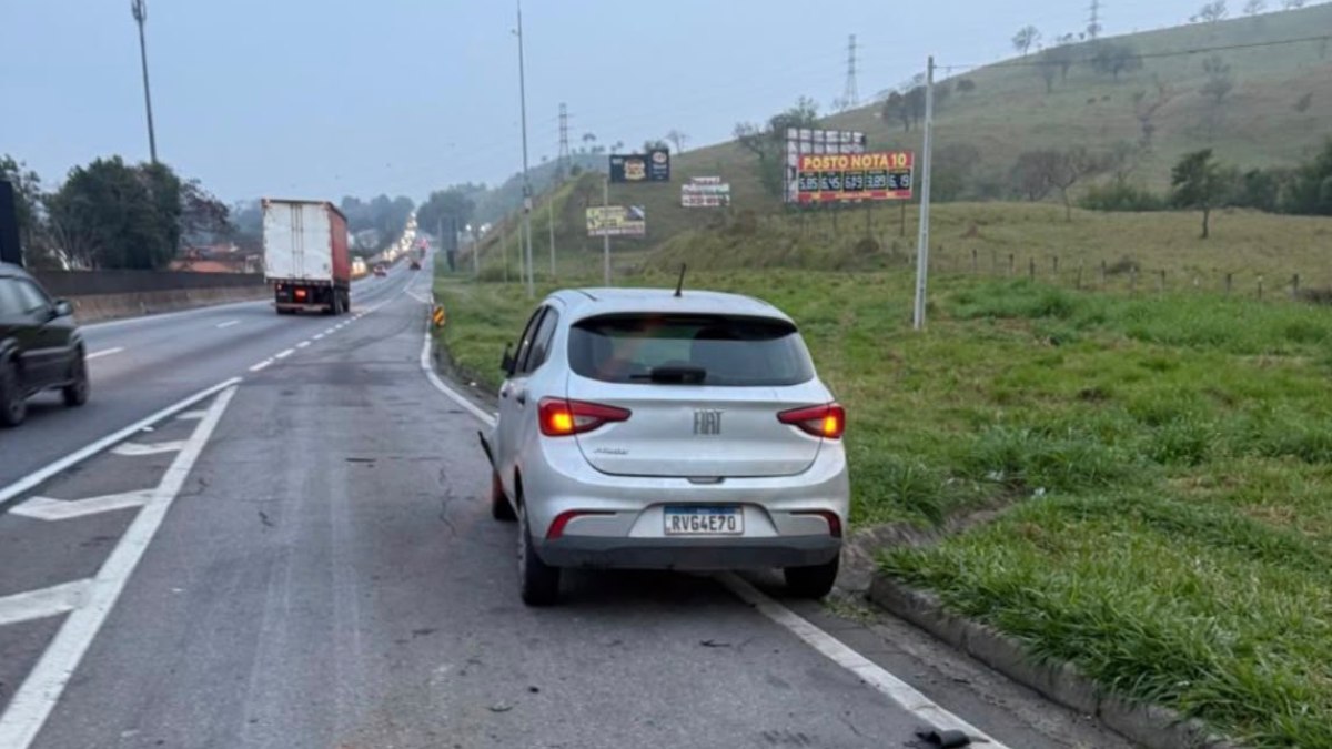 A vítima estava sobre a pista, próxima à faixa da esquerda e ao canteiro central, quando foi atingida pelo carro