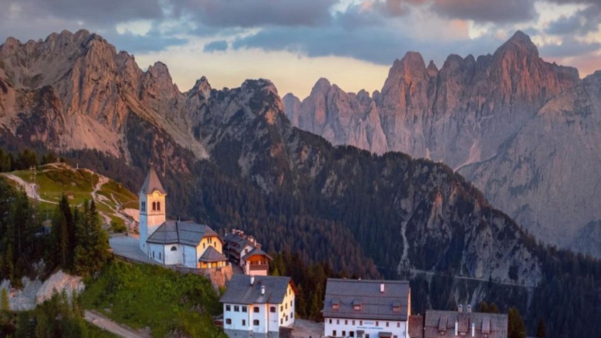 Monte Lussari na Friuli Venezia Giulia, na Itália. Monte Lussari na Friuli Venezia Giulia, na Itália.