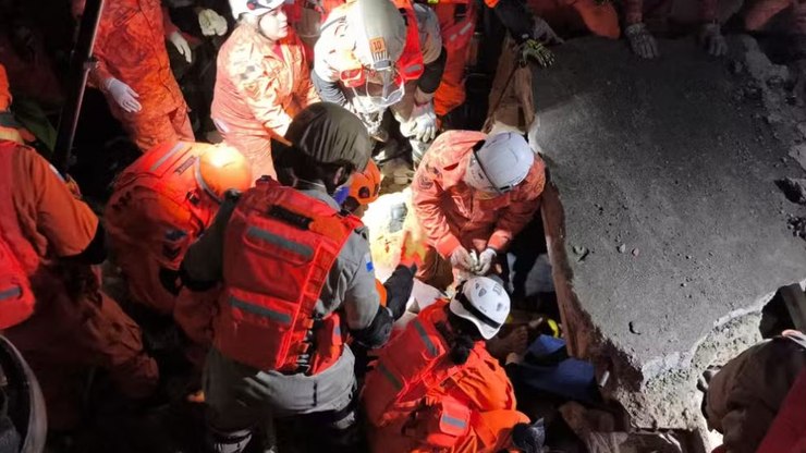 Desabamento no Rio de Janeiro deixa criança morta