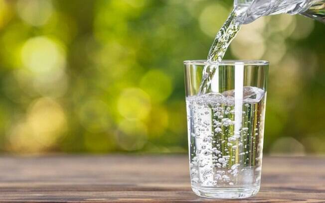 Hidratação: entenda por que beber água é importante para a saúde do corpo e da pele