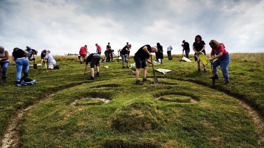 Voluntários aplicam toneladas de giz para restaurar o Gigante de Cerne Abbas, figura histórica desenhada em uma colina na Inglaterra Voluntários aplicam toneladas de giz para restaurar o Gigante de Cerne Abbas, figura histórica desenhada em uma colina na Inglaterra