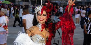 Durante ensaio, Milene Gonzalez transforma figurino em narrativa