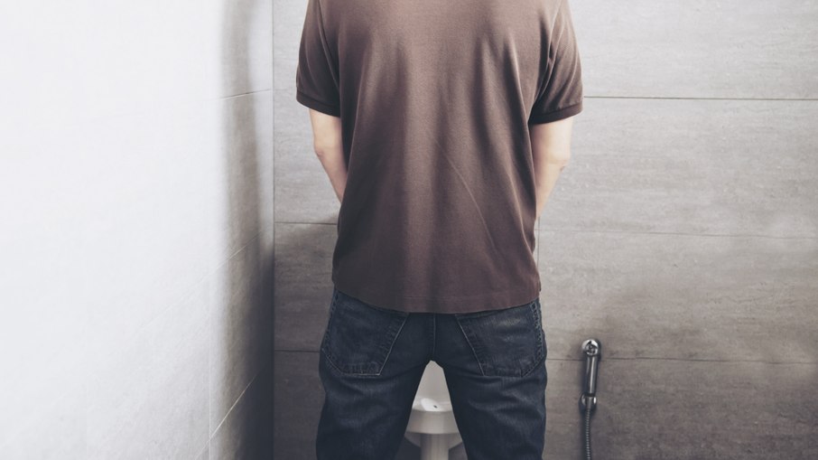 Urinar sentado faz diferença? Urinar sentado faz diferença?