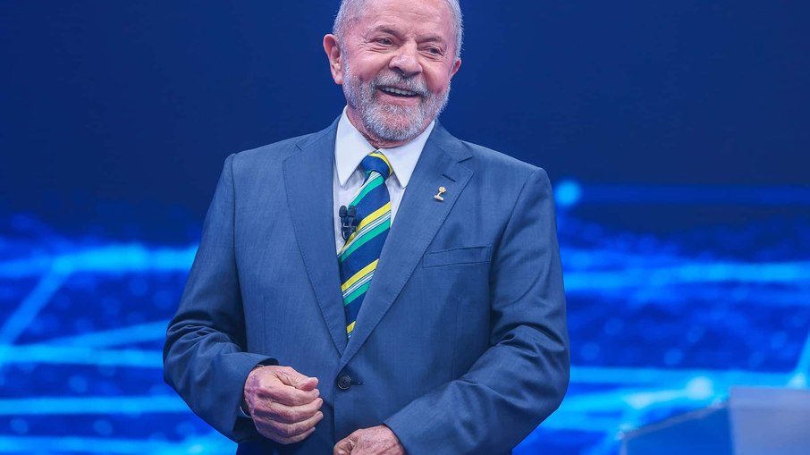 O presidente eleito Lula (PT) durante o primeiro debate do segundo turno, organizado pela Band, TV Cultura, Folha e UOL