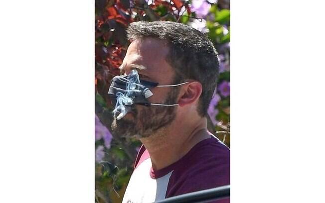 O ator famoso por incorporar o Batman, foi flagrado utilizando a máscara errado apenas para fumar