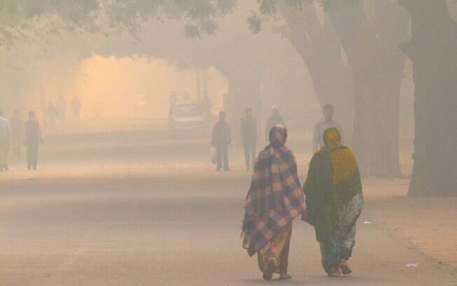 Poluição em Nova Déli atinge níveis muito altos; escolas foram fechadas e população orientada a ficar em casa