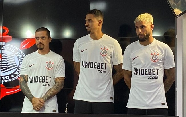 Presidente Augusto Melo e jogadores na apresentação do acordo com a VaideBet