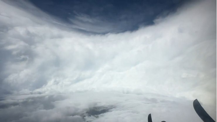 Caçador de tempestades registra olho do furacão Melissa