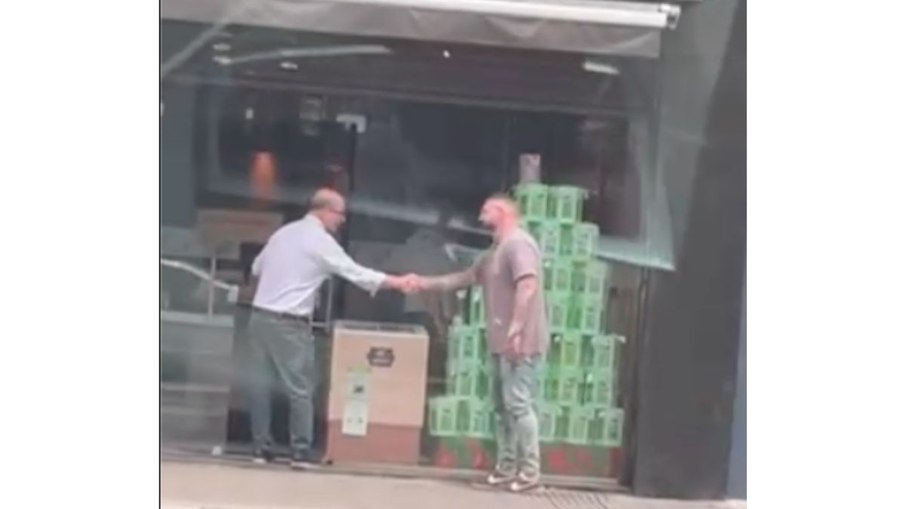 João Vane Cavalcanti Reis, chefe dos investigadores da Corregedoria da Polícia Civil de São Paulo, em encontro informal com o investigador Alexandre Idalgo Peres, fora da sede do órgão fiscalizador, na Rua da Consolação. Segundo a defesa dos policiais investigados, esses encontros não foram registrados oficialmente no inquérito João Vane Cavalcanti Reis, chefe dos investigadores da Corregedoria da Polícia Civil de São Paulo, em encontro informal com o investigador Alexandre Idalgo Peres, fora da sede do órgão fiscalizador, na Rua da Consolação. Segundo a defesa dos policiais investigados, esses encontros não foram registrados oficialmente no inquérito