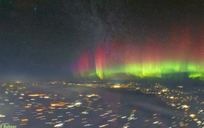 Destaque da NASA: aurora boreal vista de avião é a foto astronômica do dia