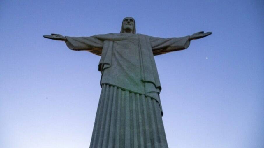 Cristo Redentor recebe iluminação para incentivar imunização contra a Covid-19