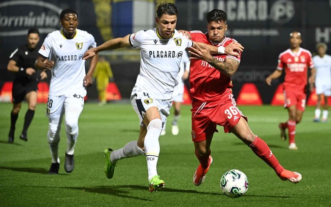 O ex-santista Marcos Leonardo  (de vermelho) tenta levar o Benfica ao ataque. Mas seu time perde para o Famalicão e o Sporting é campeão por antecipaão