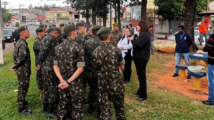 Soldados do Exército conscientizam a população e evitam a proliferação do mosquito da dengue em Louveira