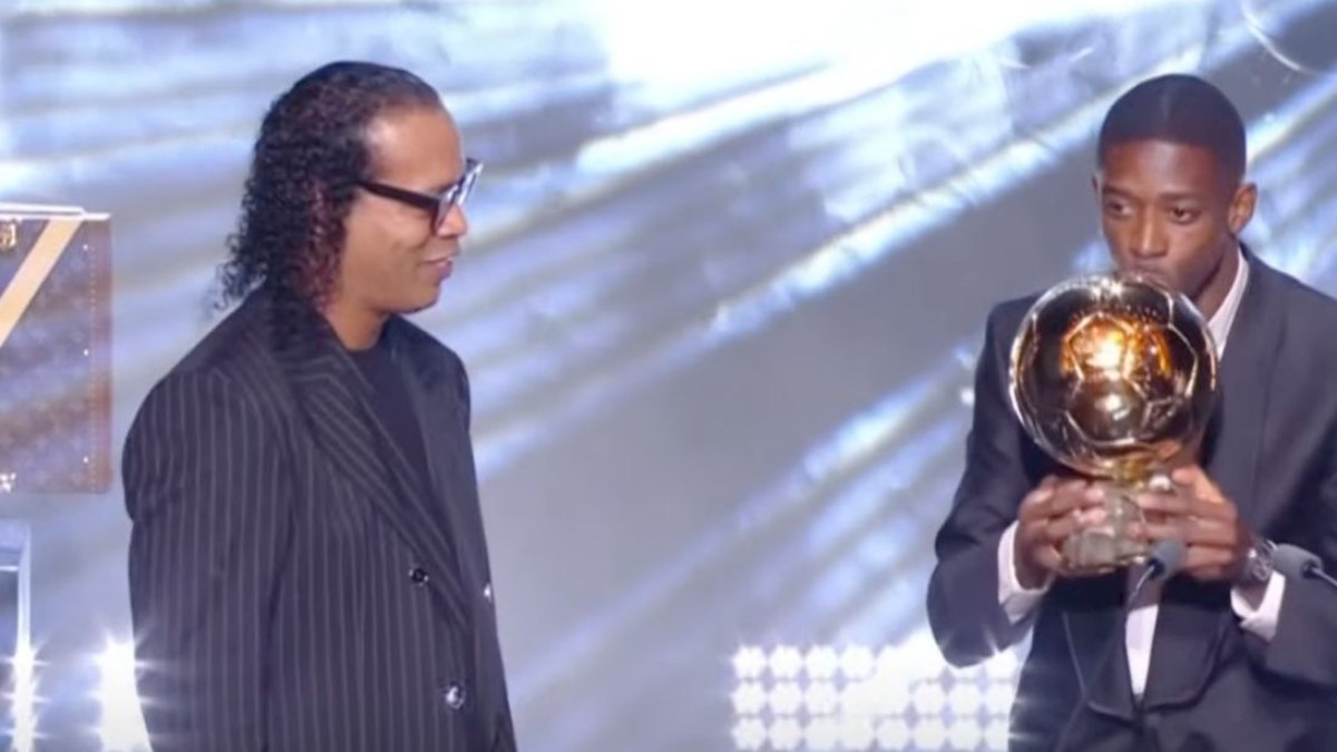 Ronaldinho entregou prêmio a Dembélé Ronaldinho entregou prêmio a Dembélé