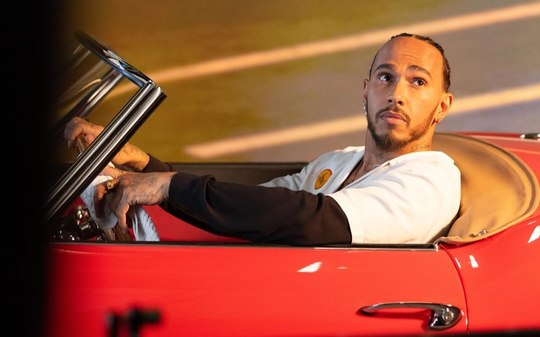 VÍDEO: Hamilton revive clássico do cinema para estreia na Ferrari