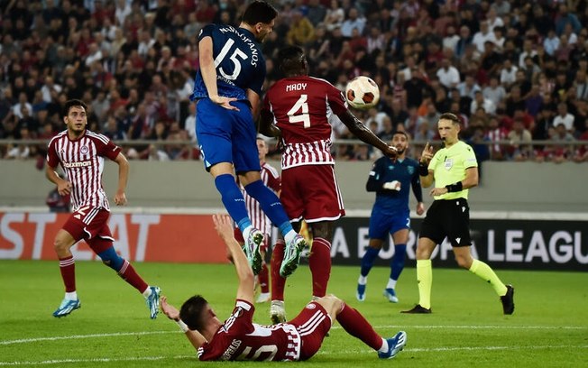 Olympiacos venceu o West Ham com brilho de Rodinei na última rodada