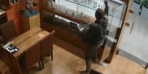 VÍDEO: suspeito entra pelo teto e furta R$ 900 mil em joias