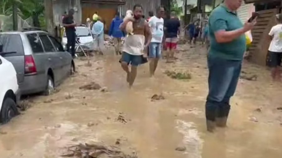 Fortes chuvas deixaram pontos de destruição no litoral norte de São Paulo
