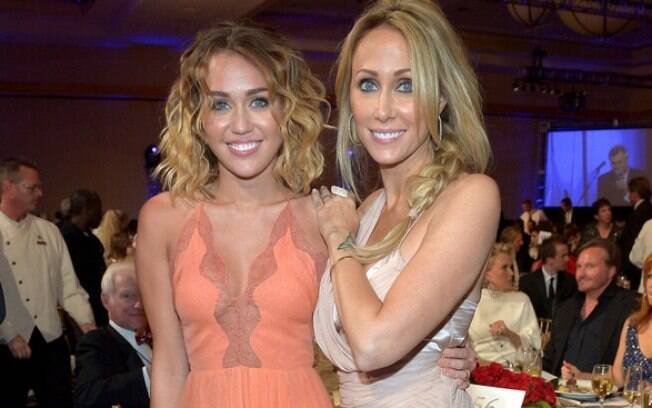 Mães com tudo em cima: Leticia Cyrus é mãe da Miley Cyrus 