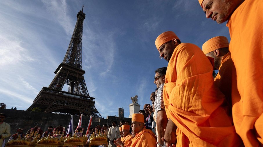 Momento da visita do Grupo Hindu a Torre Eiffel no sábado Momento da visita do Grupo Hindu a Torre Eiffel no sábado