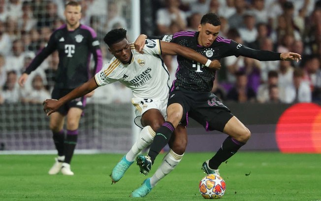 Tchouaméni em disputa de bola com Musiala na semifinal da Champions - Foto: Pierre-Philippe Marcou/AFP via Getty Images