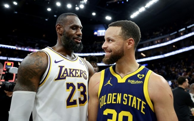 LeBron James (à esquerda) e Stephen Curry podem ser companheiros da seleção americana nas Olimpíadas de Paris.