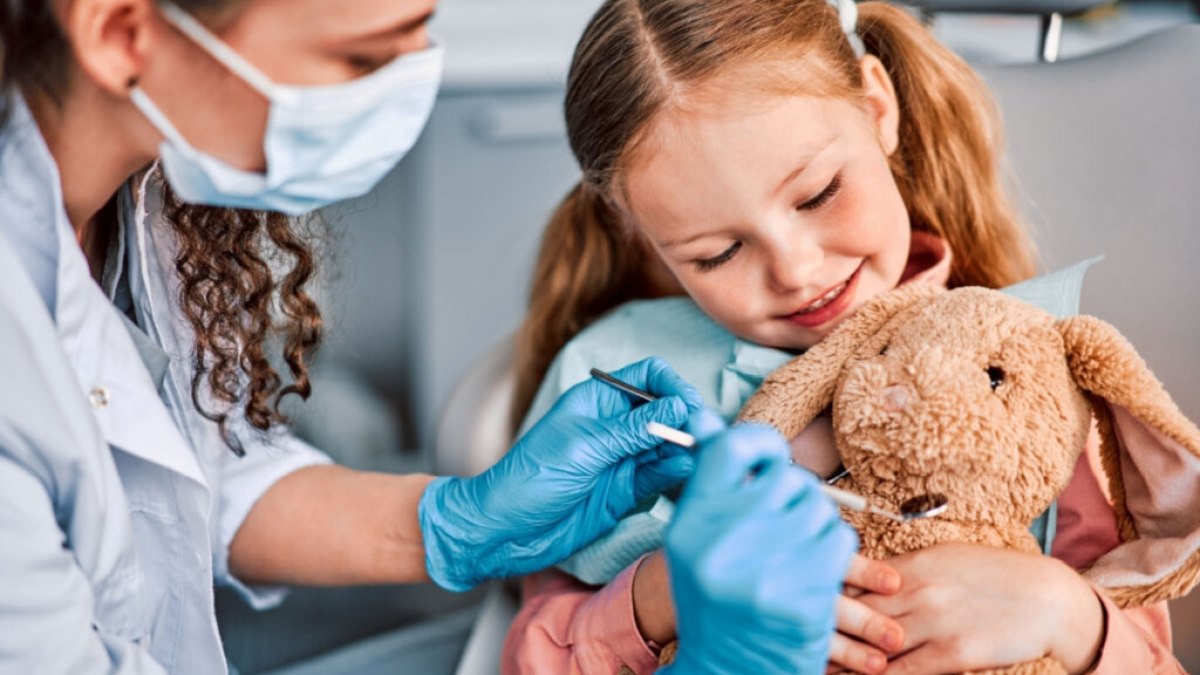 As visitas regulares ao dentista também são fundamentais