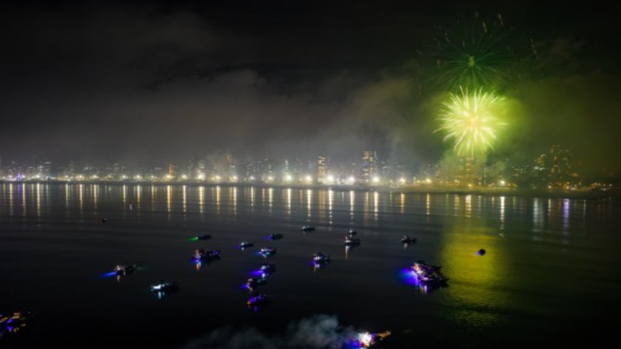 Mar em Praia Grande com vista para os fogos