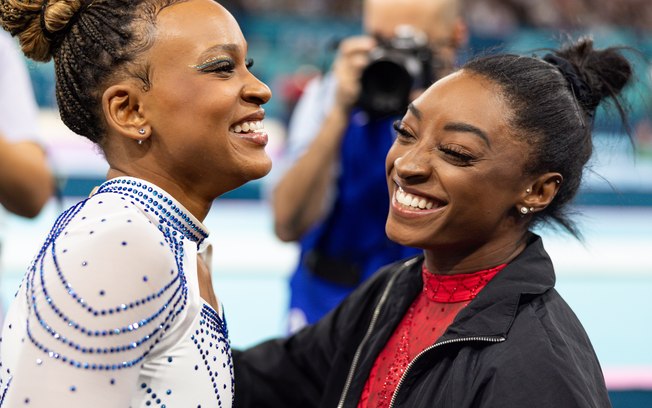 Rebeca Andrade comenta sobre amizade com Simone Biles: “A gente se apoia”