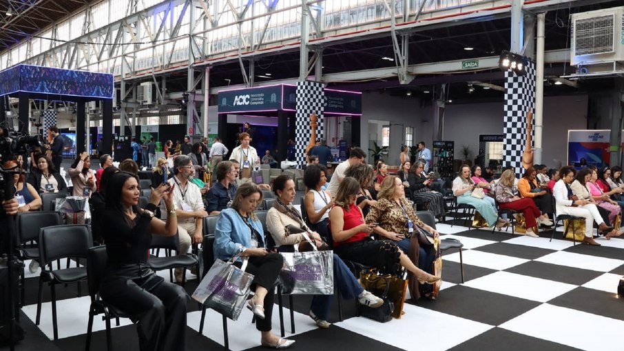 Público participa de apresentação durante a SNE 2025 Público participa de apresentação durante a SNE 2025