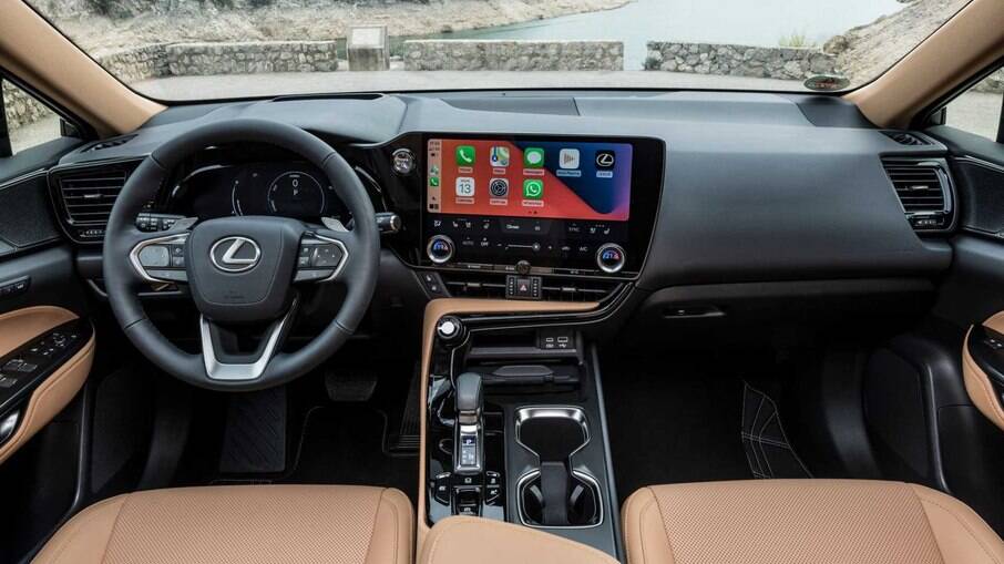 Lexus NX 350h vem com interior refinado e sistema multimídia com tela de alta resolução