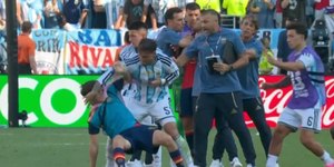 Jogador da Argentina perde a cabeça e agride espanhóis após vice