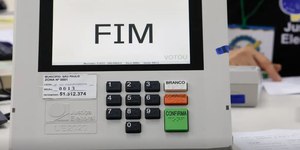 TSE explica falha e nega fraude no 1º turno: "Contenção"