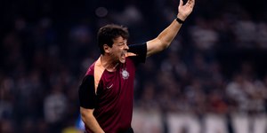 Fernando Diniz é atacado por torcida após queda do Corinthians