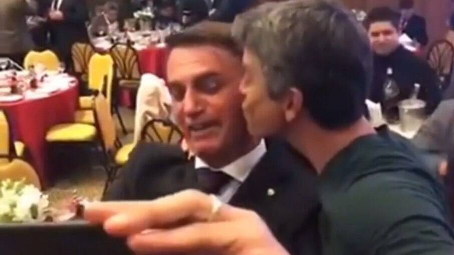 Márcio Garcia relembra beijo em Bolsonaro