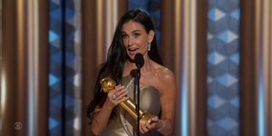 Demi Moore se emociona ao ganhar primeiro Globo de Ouro da carreira, veja o momento