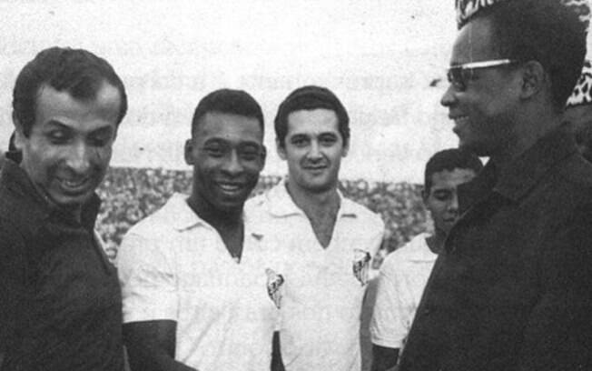 O Rei do Futebol Pelé em jogo amistoso do Santos no Congo, em 1969