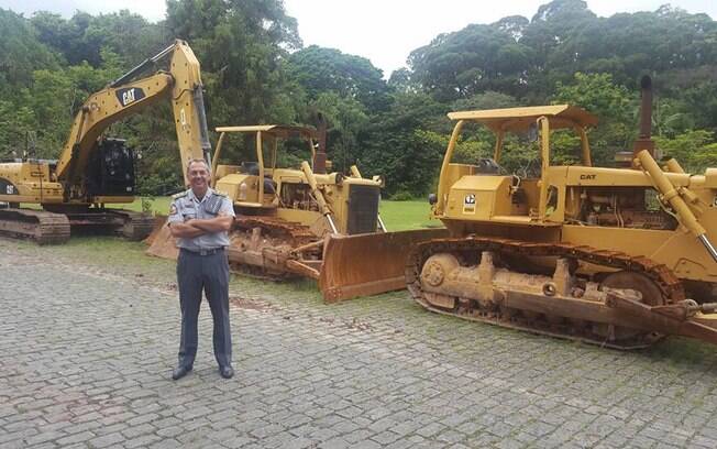 Coronel PM Sardilli, Comandante da Polícia Militar Ambiental de São Paulo  na frente de algumas das máquinas apreendidas  durante as operações realizadas em Ilhabela e Peruíbe