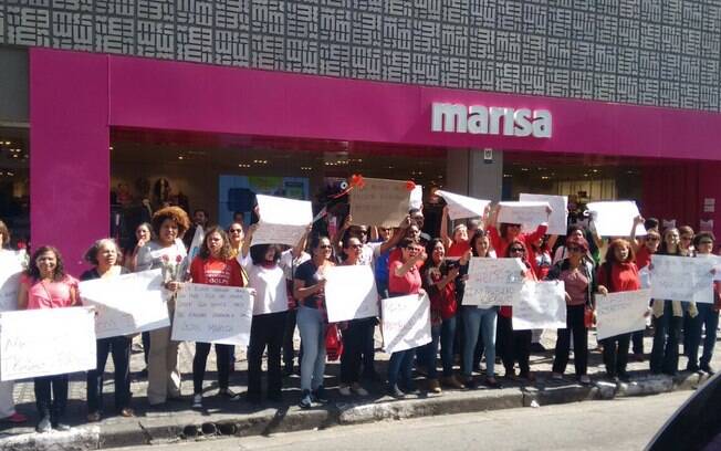 Com cartazes e mensagens de boicote, grupo fez protesto em frente à unidade da loja Marisa em São Bernardo do Campo