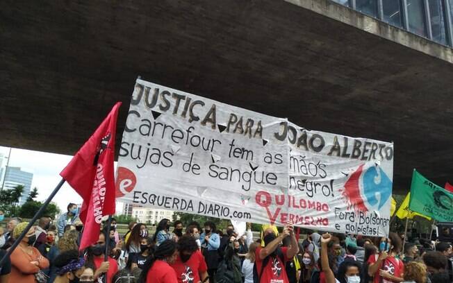 Manifestantes protestam contra morte de João Alberto nas mãos de seguranças do Carrefour