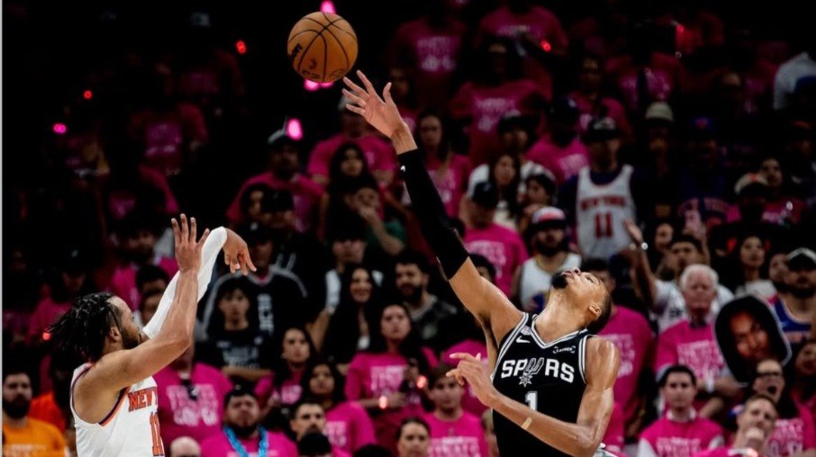 Jalen Brunson tenta furar bloqueio de Wenbanyama Jalen Brunson tenta furar bloqueio de Wenbanyama
