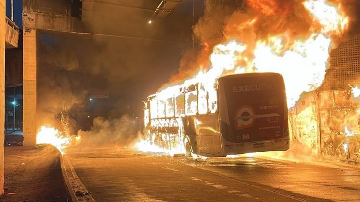 Incêndio em ônibus causa trânsito na Avenida Brasil