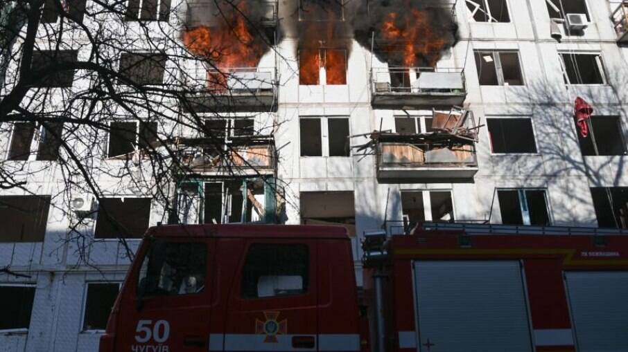 Edifício de apartamentos em Chuhuiv no leste da Ucrânia pegando fogo após ataques