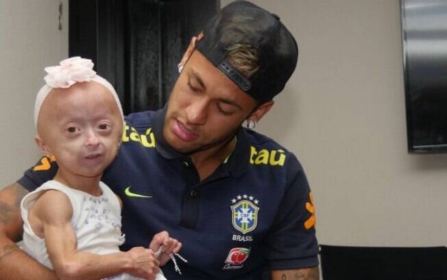 Neymar Jr. realiza o sonho da pequena Ana Clara, moradora de Comercinho (MG)