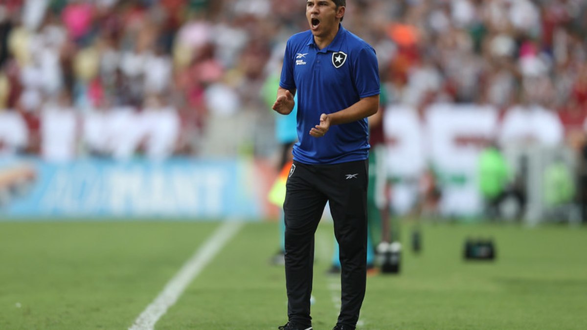 Lucio Flavio vai seguir no comando do Botafogo Lucio Flavio vai seguir no comando do Botafogo